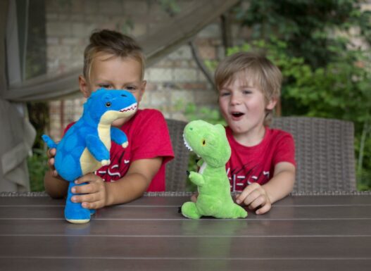 Børn der leger med dinosaur bamser
