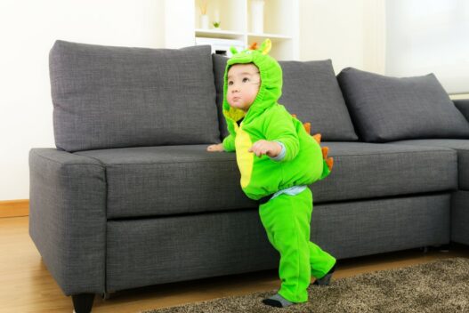 Dreng i dinosaur kostume